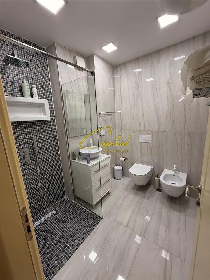 SHITET APARTAMENT 2+1 ISH STACIONI TRENIT 400.000 EURO