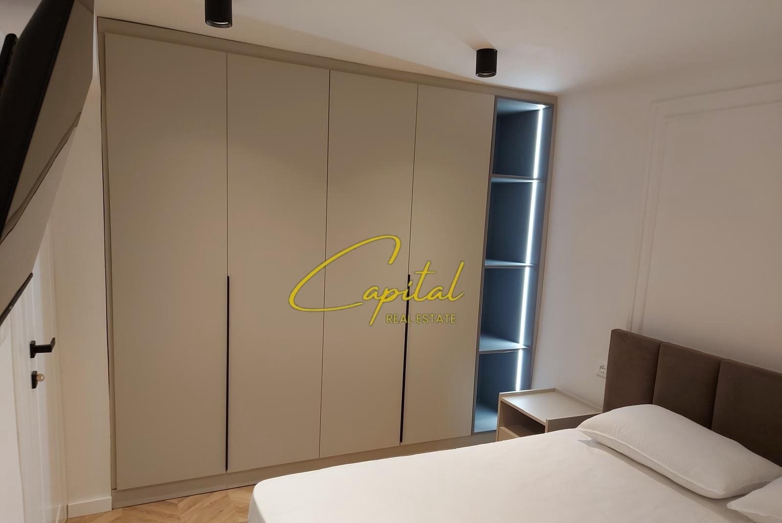 APARTAMENT ME QERA 2+1 ISH TREGU ELEKTIRK 700 EURO