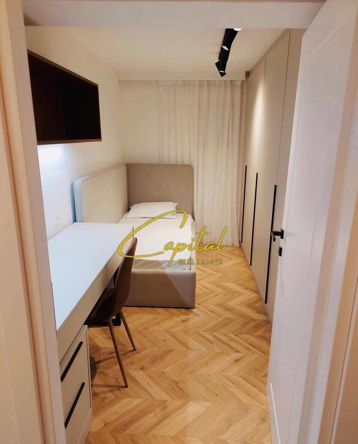 APARTAMENT ME QERA 2+1 ISH TREGU ELEKTIRK 700 EURO