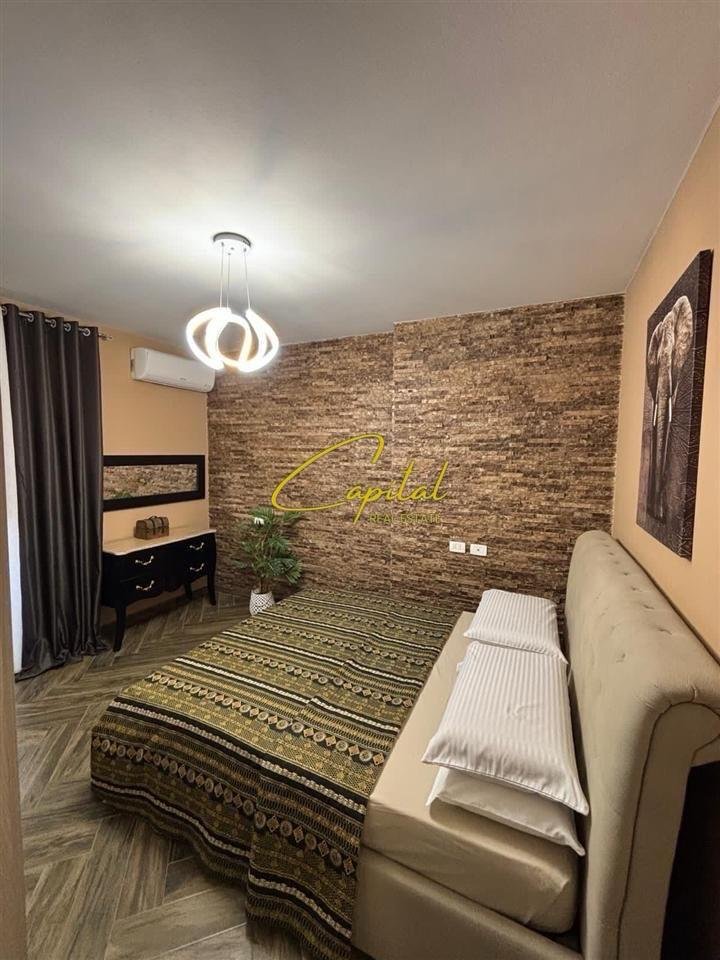 APARTAMENT ME QERA 2+1 21 DHJETORI 700 EURO