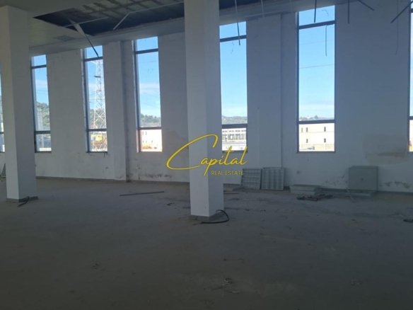 MAGAZINE ME QERA 800 M2 AUTOSTRADA TR-DR 2000 EURO