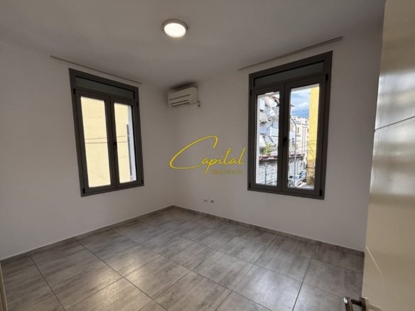 ZYRE ME QERA 75 M2 RRUGA E DIBRES 500 EURO