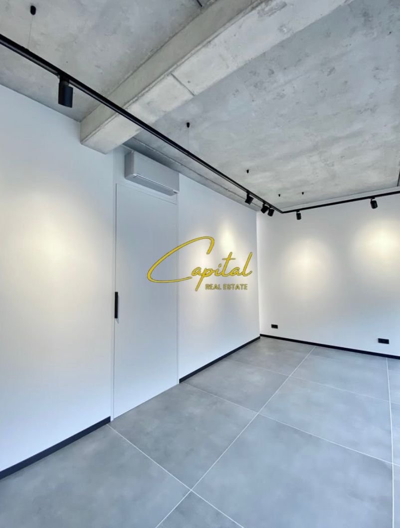 AMBIENT BIZNESI ME QERA 55 M2 RRUGA E BARRIKADAVE 600 EURO