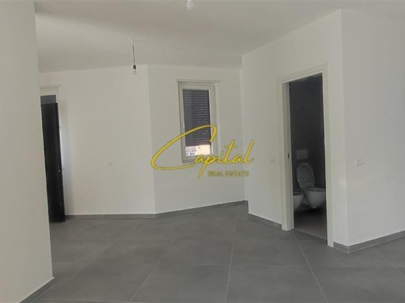 AMBIENT BIZNESI ME QERA 220 M2 QENDER 2.500 EURO