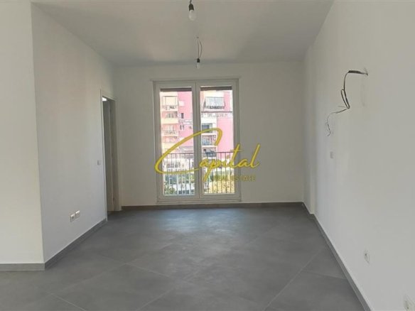 AMBIENT BIZNESI ME QERA 220 M2 QENDER 2.500 EURO