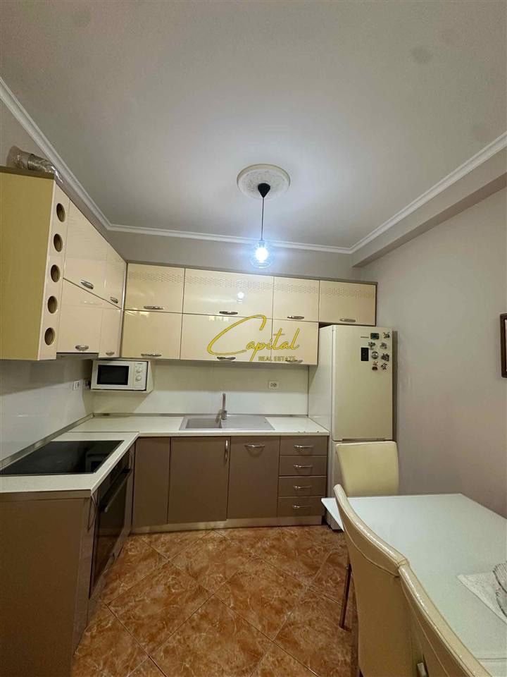 APARTAMENT ME QERA 2+1 ISH STACIONI TRENIT 800 EURO