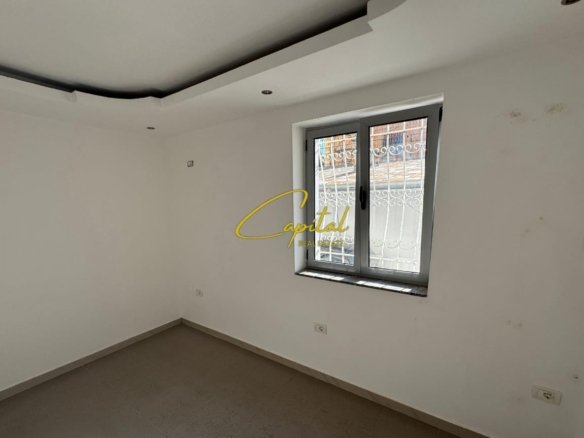 ZYRA ME QERA 100 M2 RRUGA MINE PEZA 800 EURO