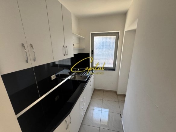 ZYRA ME QERA 100 M2 RRUGA MINE PEZA 800 EURO