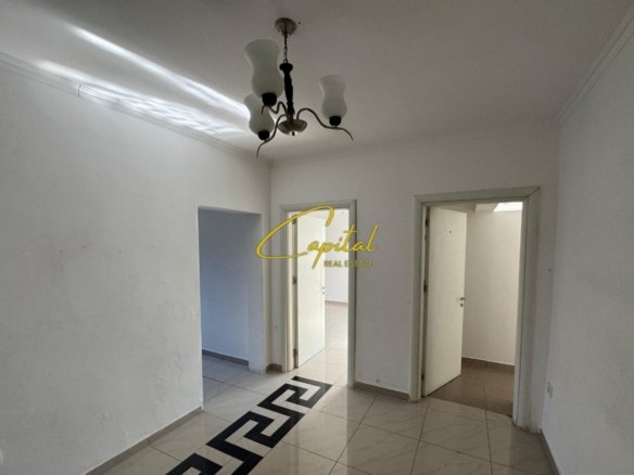 ZYRA ME QERA 100 M2 RRUGA MINE PEZA 800 EURO