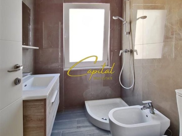 APARTAMENT ME QERA 4+1+2 KOMUNA E PARISIT 130.000 LEKE