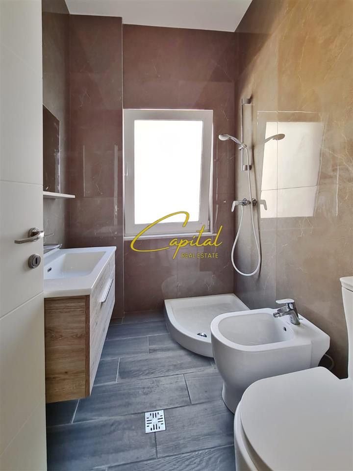 APARTAMENT ME QERA 4+1+2 KOMUNA E PARISIT 130.000 LEKE