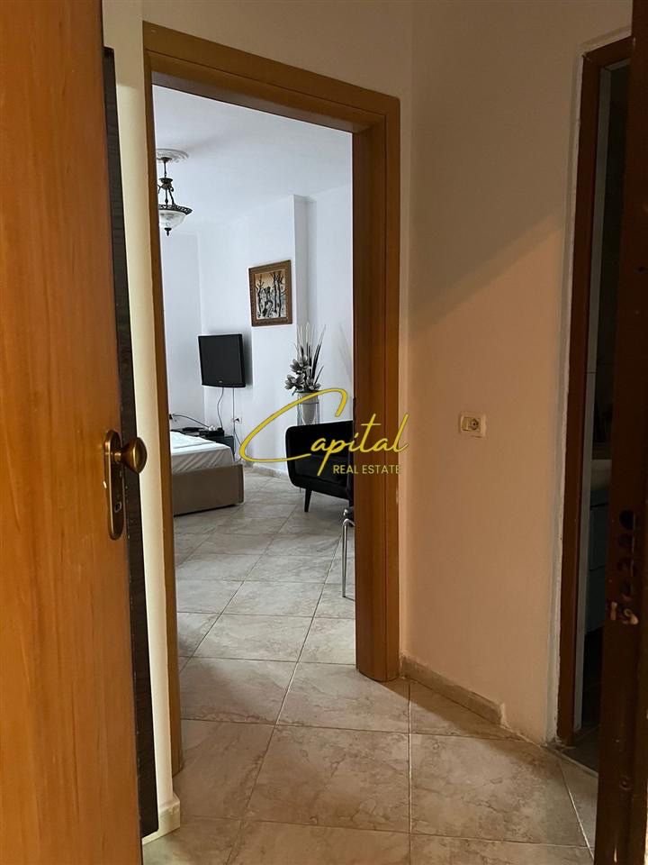 APARTAMENT STUDIO ME QERA 45 M2 RRUGA E BARRIKADAVE 50.000 LEKE