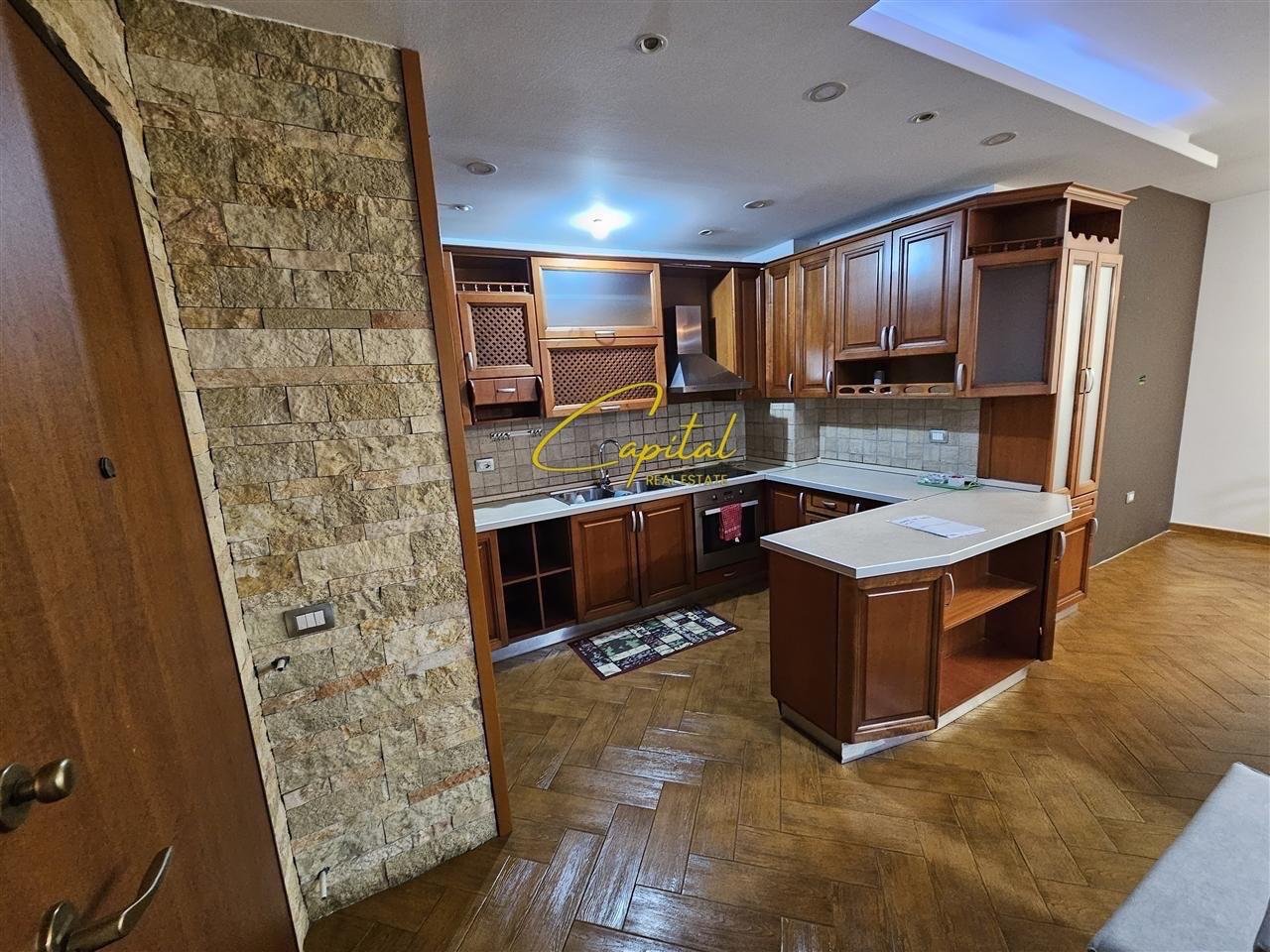 APARTAMENT ME QERA 3+1 RRUGA DRITAN HOXHA 800 EURO
