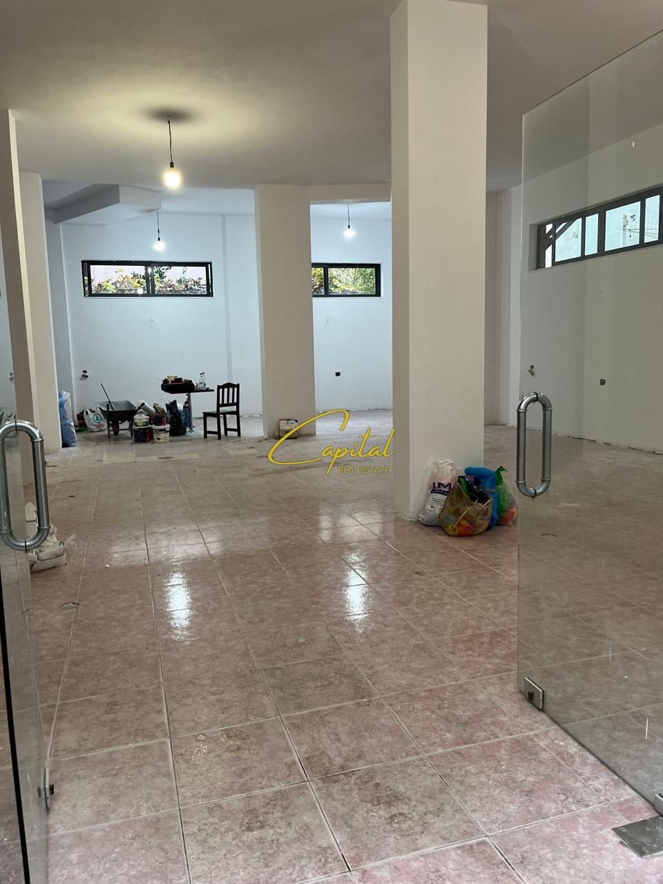 AMBIENT BIZNESI ME QERA 200 M2 KOMUNA E PARISIT 1.500 EURO