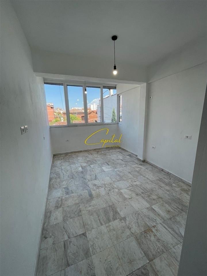 ZYRE ME QERA 90 M2 PAZARI I RI 80.000 LEKE