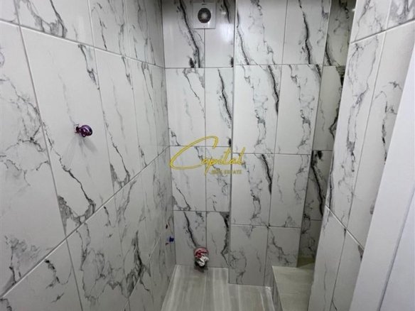 ZYRE ME QERA 90 M2 PAZARI I RI 80.000 LEKE