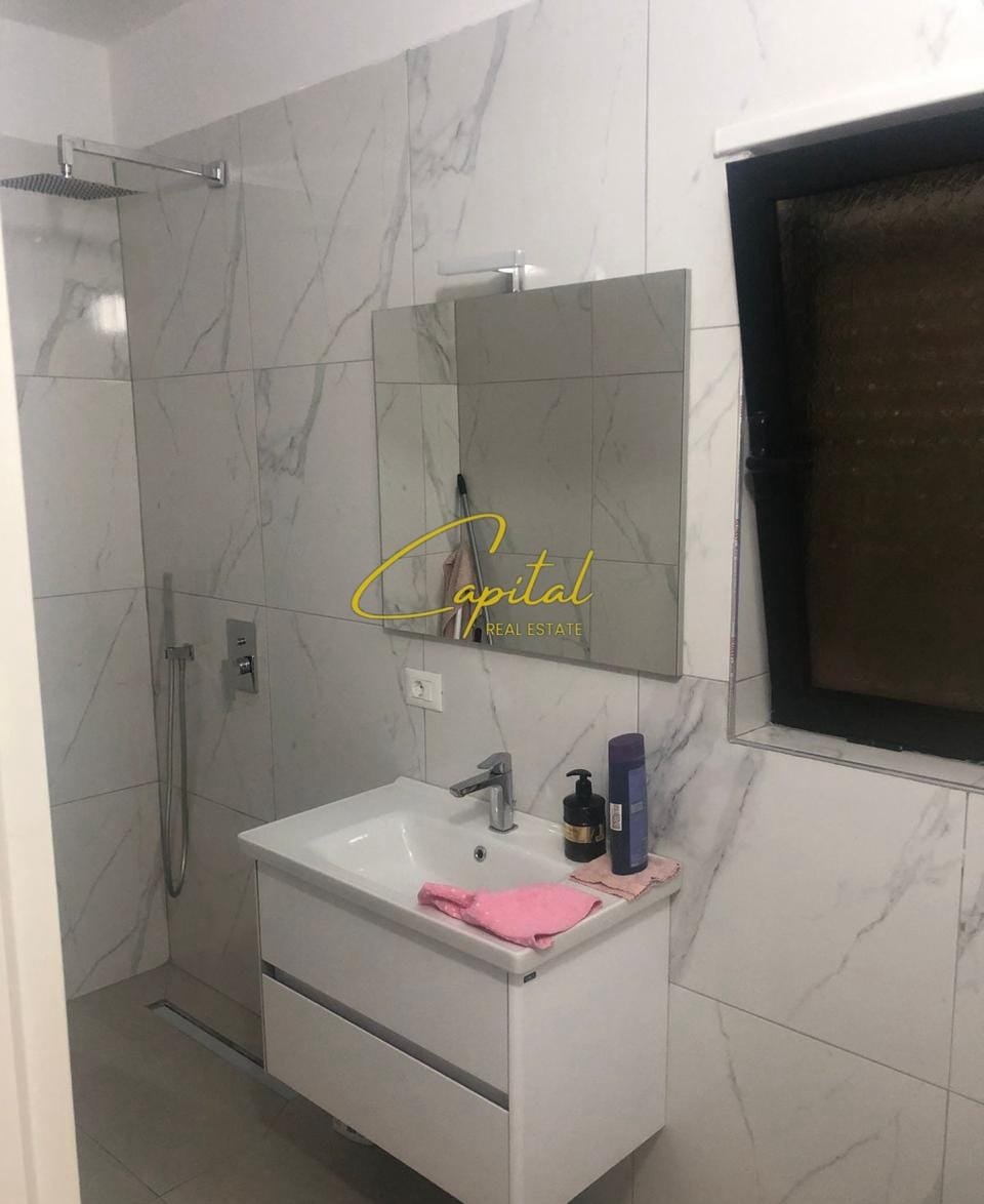 ZYRE ME QERA 120 M2 RRUGA E DIBRES 750 EURO