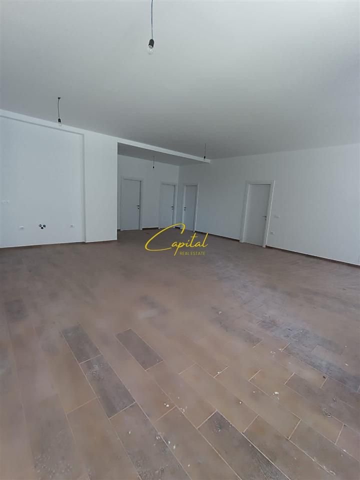 WhatsApp Image 2025-12-17 at 2.25.29 PM (1) ZYRE ME QERA 140 M2 XHAMLLIKU 95.000 LEKE