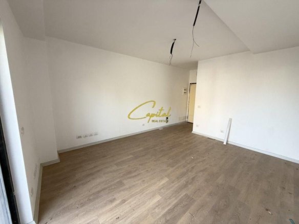 ZYRE ME QERA 117 M2 RRUGA E KAVAJES 1.200 EURO
