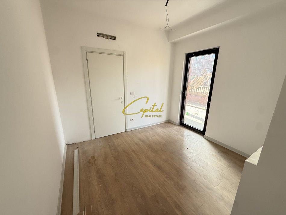 ZYRE ME QERA 117 M2 RRUGA E KAVAJES 1.200 EURO