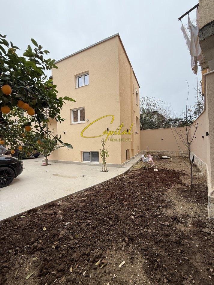 VILE PRIVATE ME QIRA 340 M2 21 DHJETORI 200.000 LEKE