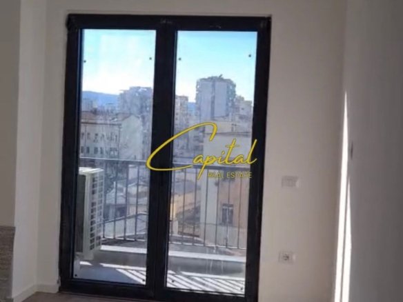 ZYRE ME QERA 106 M2 RRUGA E BARRIKADAVE 800 EURO