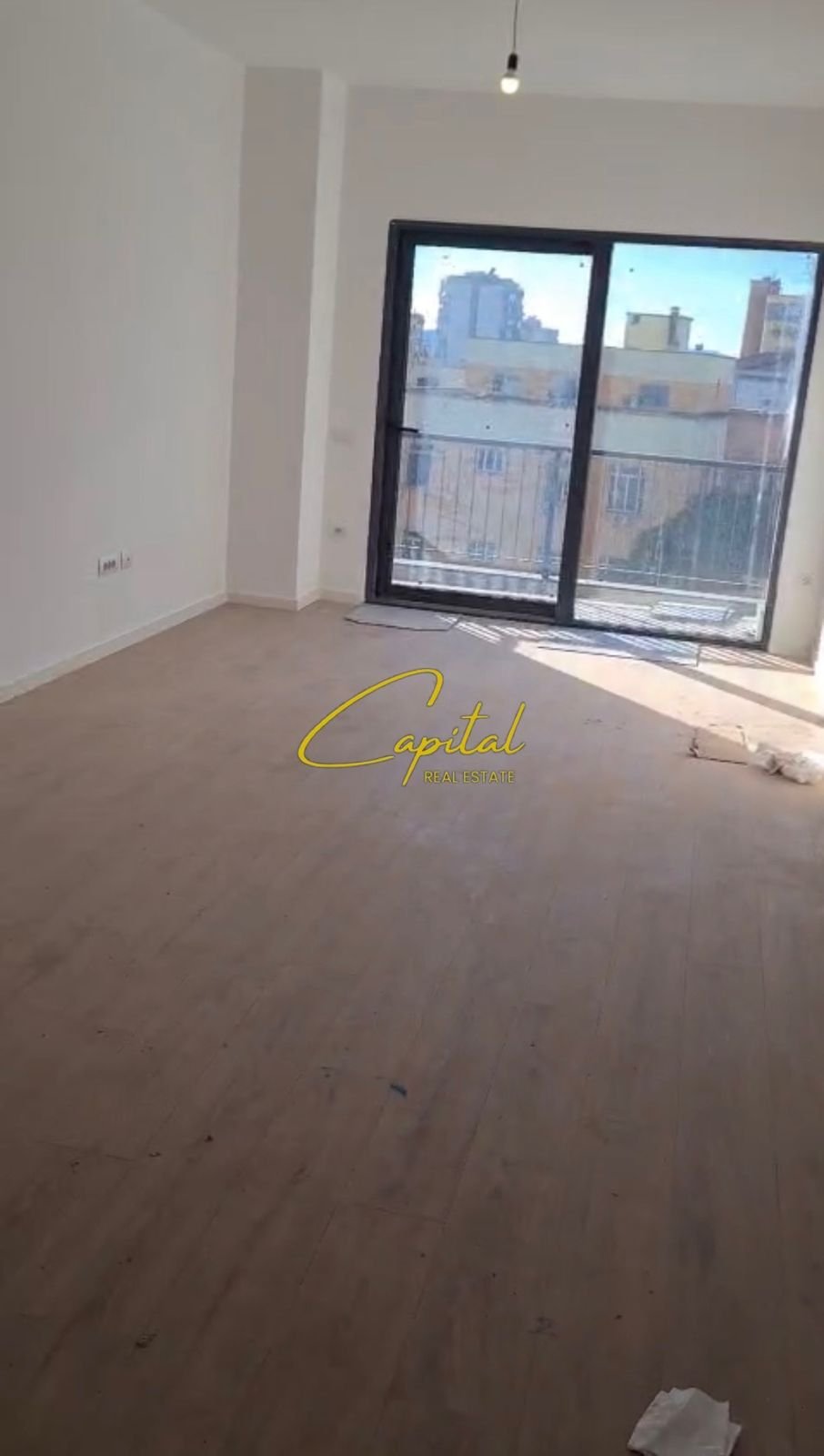 ZYRE ME QERA 106 M2 RRUGA E BARRIKADAVE 800 EURO