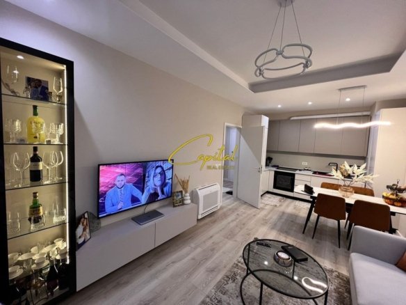 APARTAMENT ME QIRA 2+1+2 21 DHJETORI 800 EURO