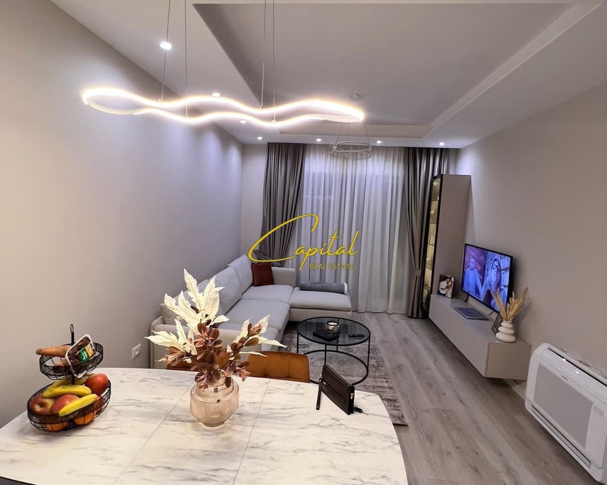APARTAMENT ME QIRA 2+1+2 21 DHJETORI 800 EURO