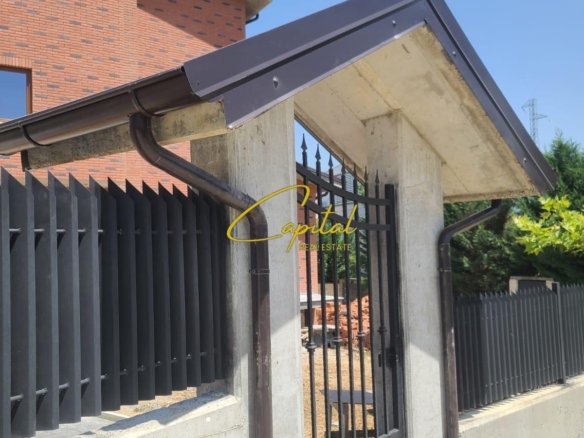 VILE LUKSOZE ME QIRA 560 M2 QENDRA TREGTARE TEG 4.500 EURO