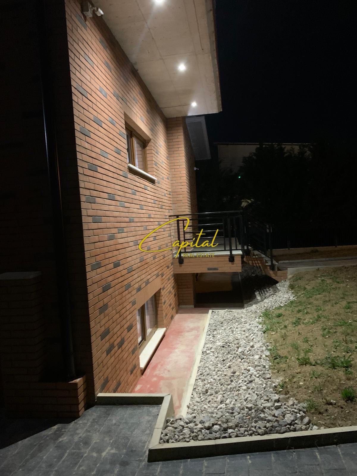 VILE LUKSOZE ME QIRA 560 M2 QENDRA TREGTARE TEG 4.500 EURO