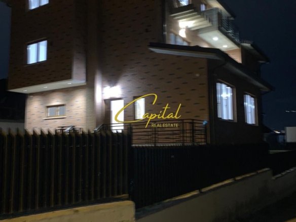 VILE LUKSOZE ME QIRA 560 M2 QENDRA TREGTARE TEG 4.500 EURO
