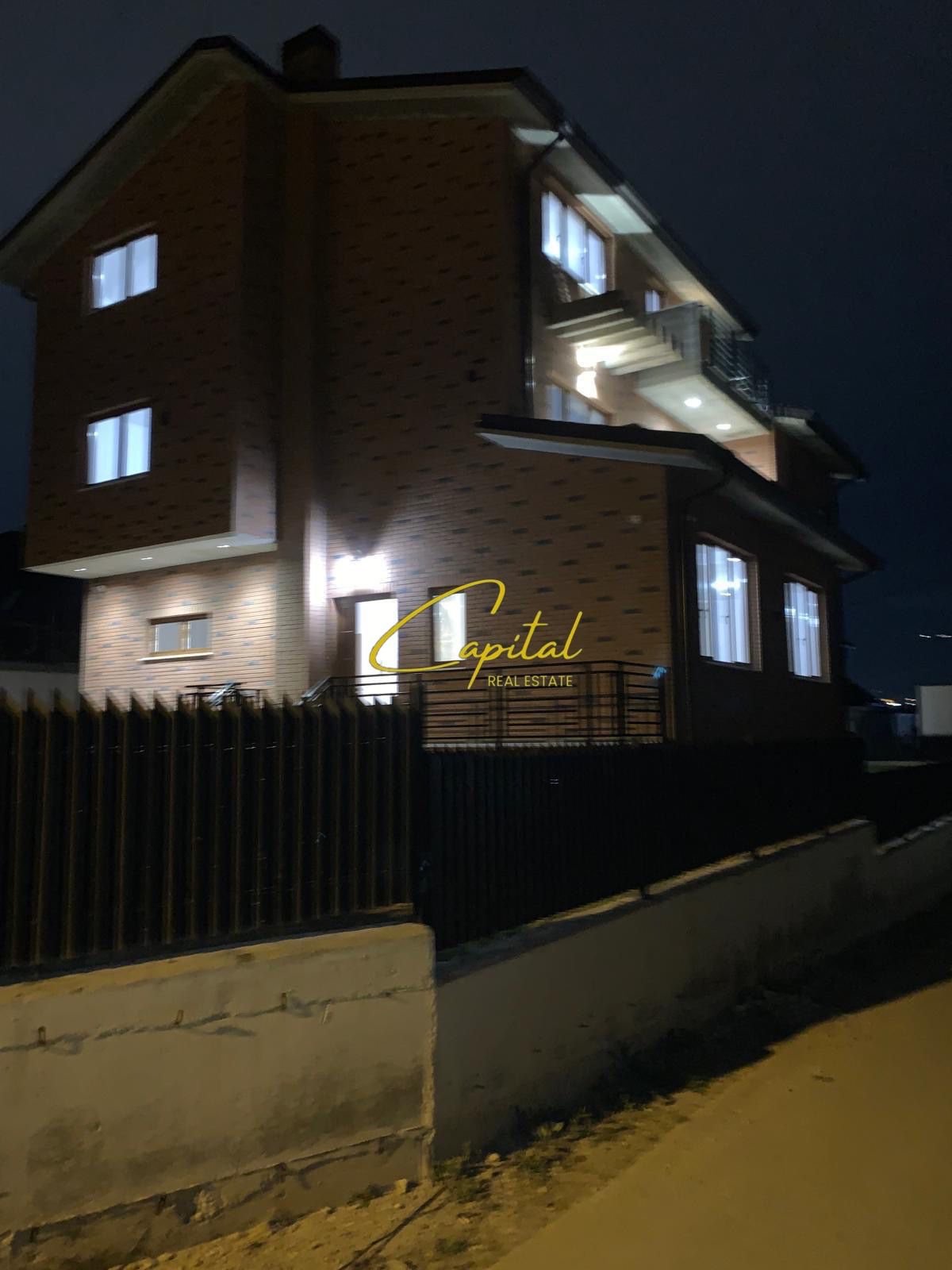 VILE LUKSOZE ME QIRA 560 M2 QENDRA TREGTARE TEG 4.500 EURO