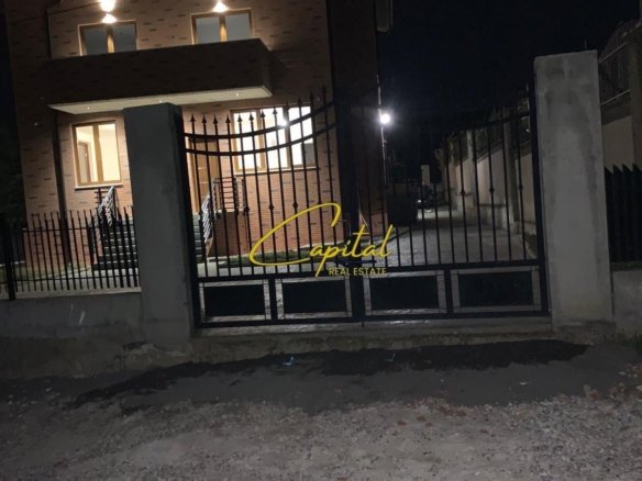 VILE LUKSOZE ME QIRA 560 M2 QENDRA TREGTARE TEG 4.500 EURO