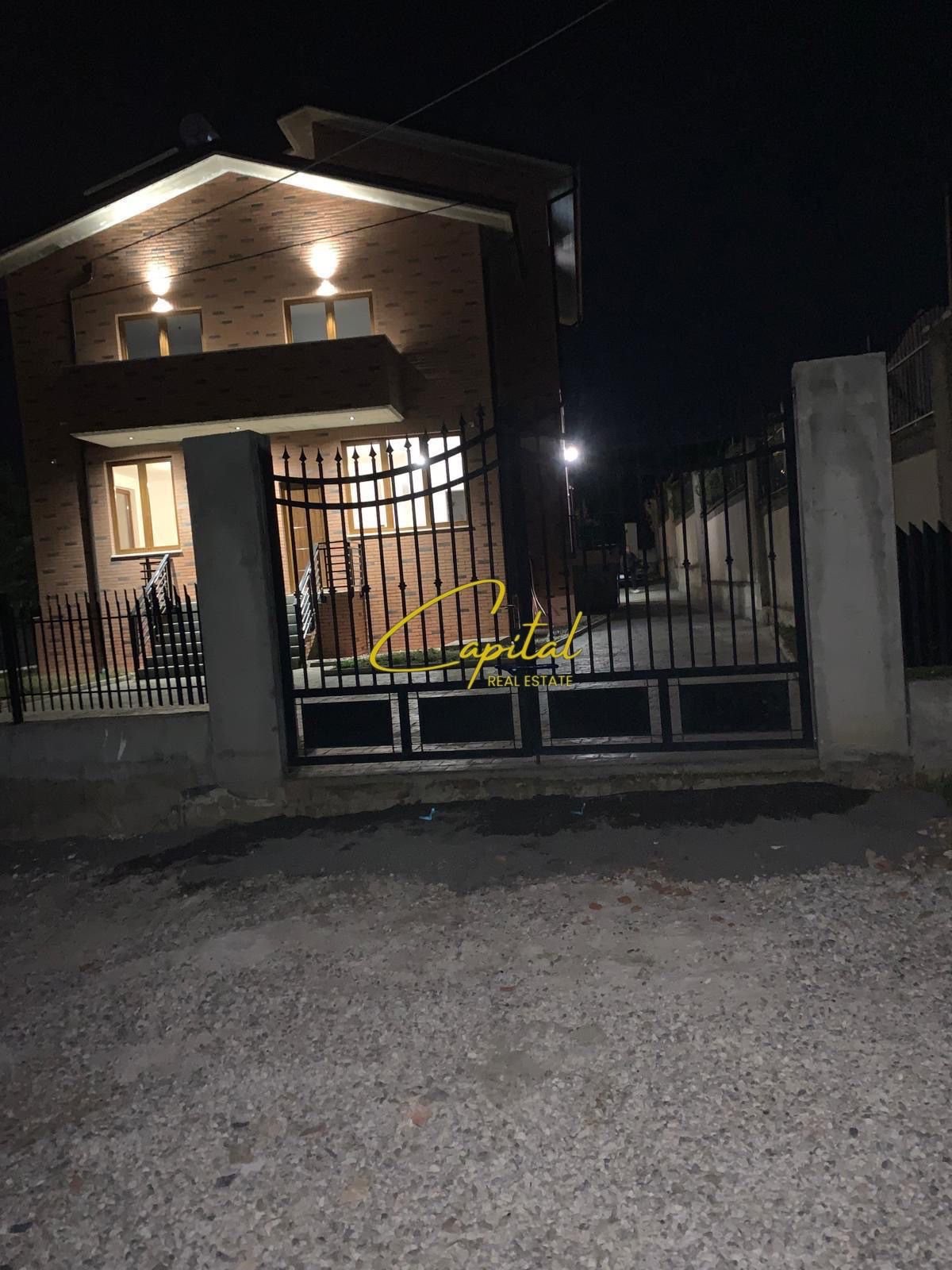 VILE LUKSOZE ME QIRA 560 M2 QENDRA TREGTARE TEG 4.500 EURO