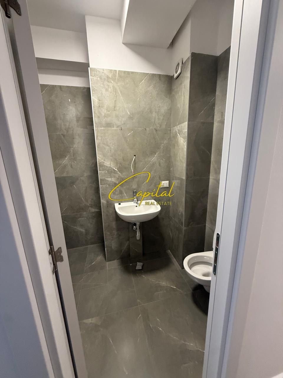 ZYRE ME QIRA 85 M2 KOMPLEKSI FARMACIA 10 550 EURO