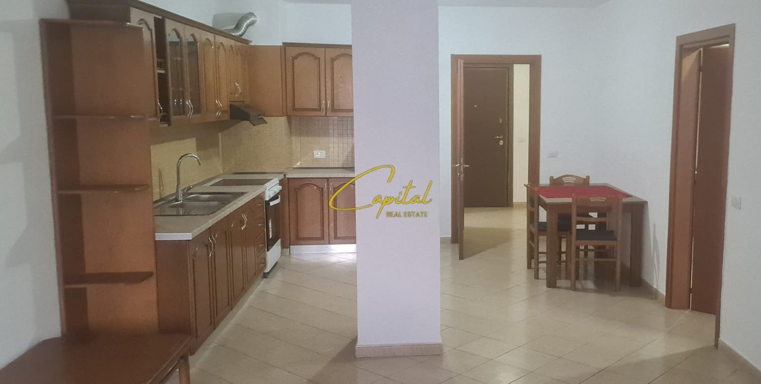 APARTAMENT ME QIRA 2+1+2 ZOGU I ZI 600 EURO