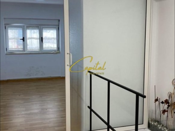 AMBIENT BIZNESI ME QIRA 160 M2 QENDER 140.000 LEKE
