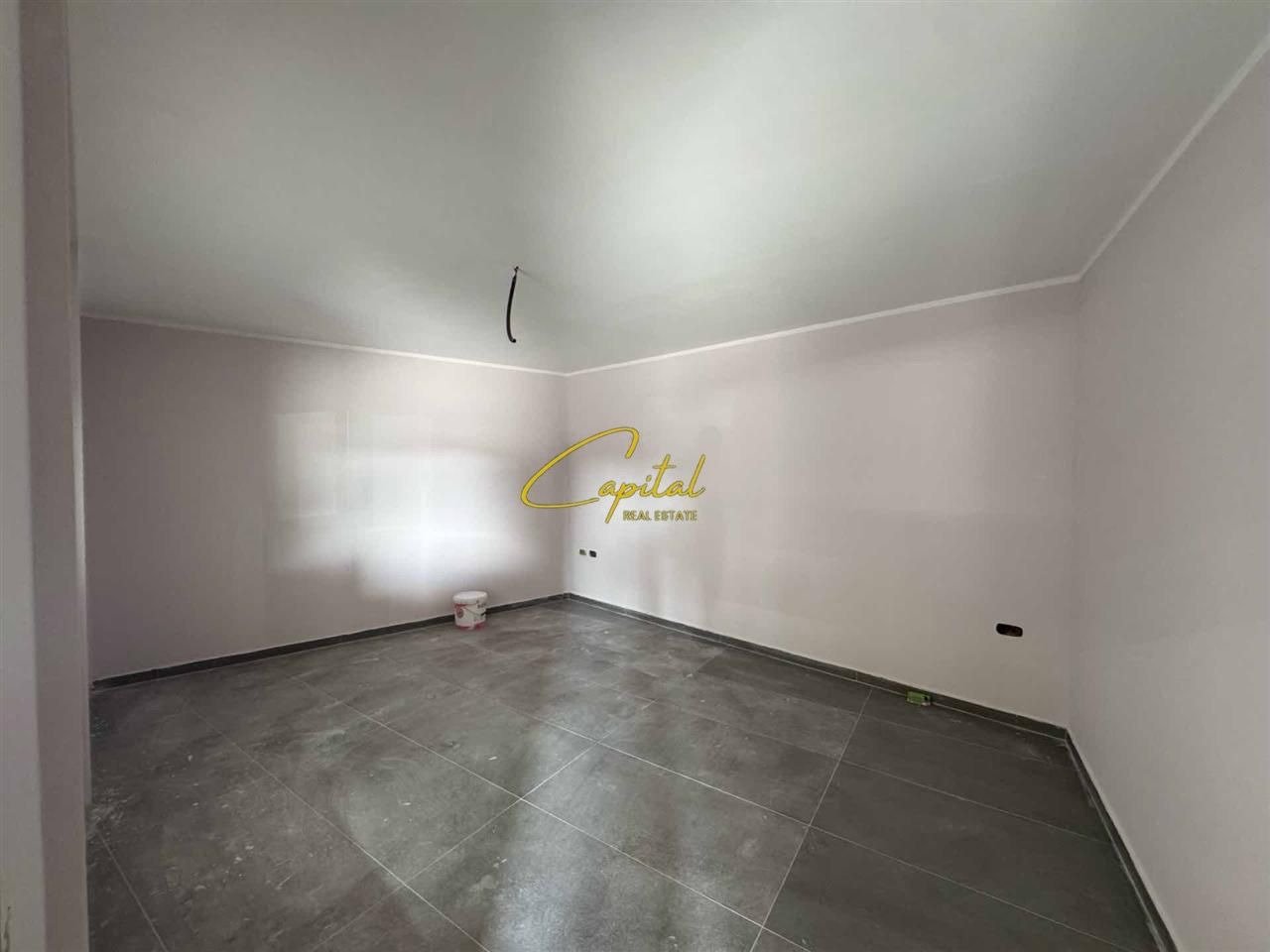 MAGAZINE ME QIRA 280 M2 BERXULLE 120.000 LEKE