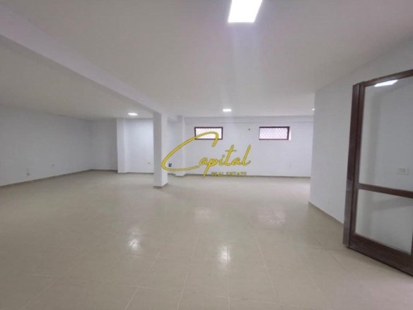 AMBIENT BIZNESI ME QIRA 90 M2 KOPSHTI BOTANIK 900 EURO