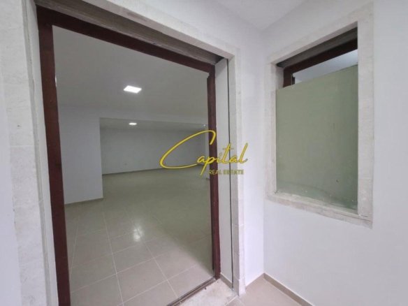 AMBIENT BIZNESI ME QIRA 90 M2 KOPSHTI BOTANIK 900 EURO