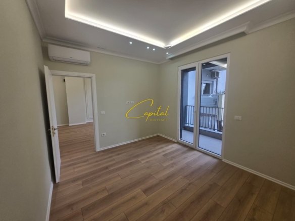 ZYRE ME QIRA 67 M2 KOMUNA E PARISIT 700 EURO