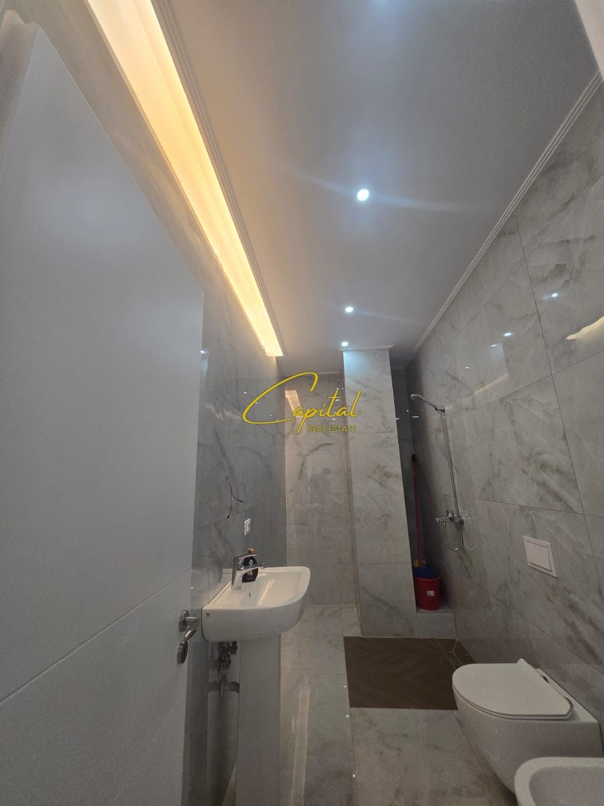 ZYRE ME QIRA 67 M2 KOMUNA E PARISIT 700 EURO