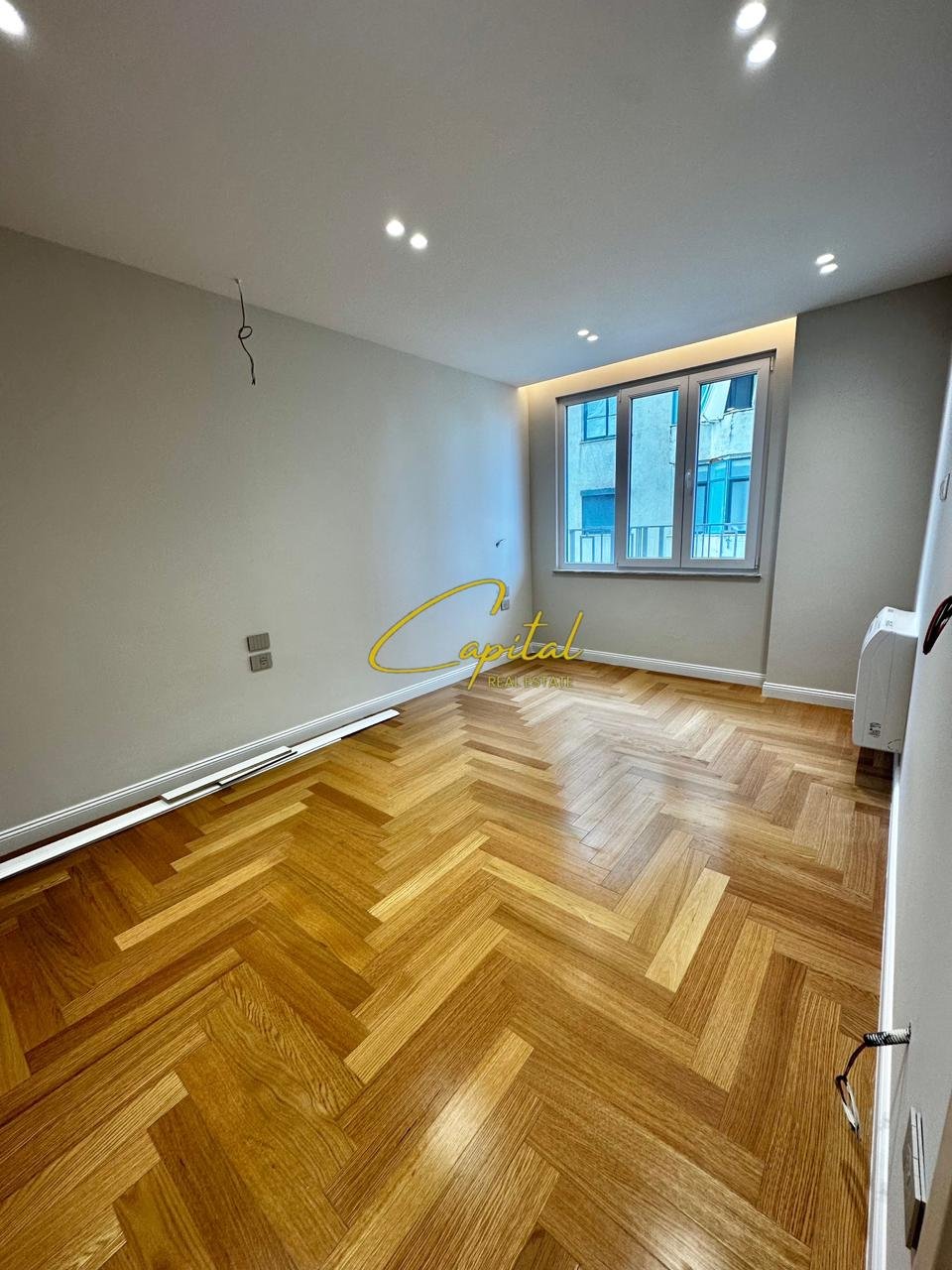ZYRE ME QIRA 145 M2 ISH EKSPOZITA 1.500 EURO