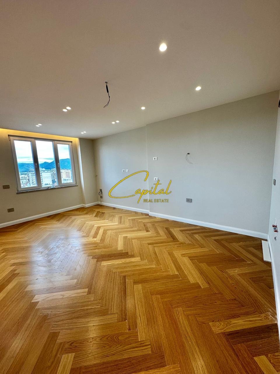 ZYRE ME QIRA 145 M2 ISH EKSPOZITA 1.500 EURO