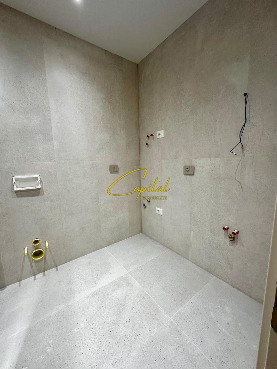 ZYRE ME QIRA 145 M2 ISH EKSPOZITA 1.500 EURO