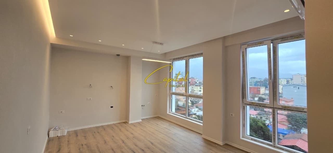 ZYRE ME QIRA 60 M2 KOMUNA E PARISIT 700 EURO