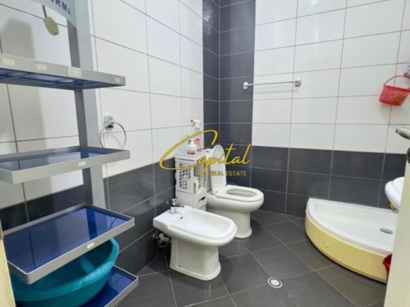 AMBIENT BIZNESI ME QIRA 60 M2 ALI DEMI 800 EURO