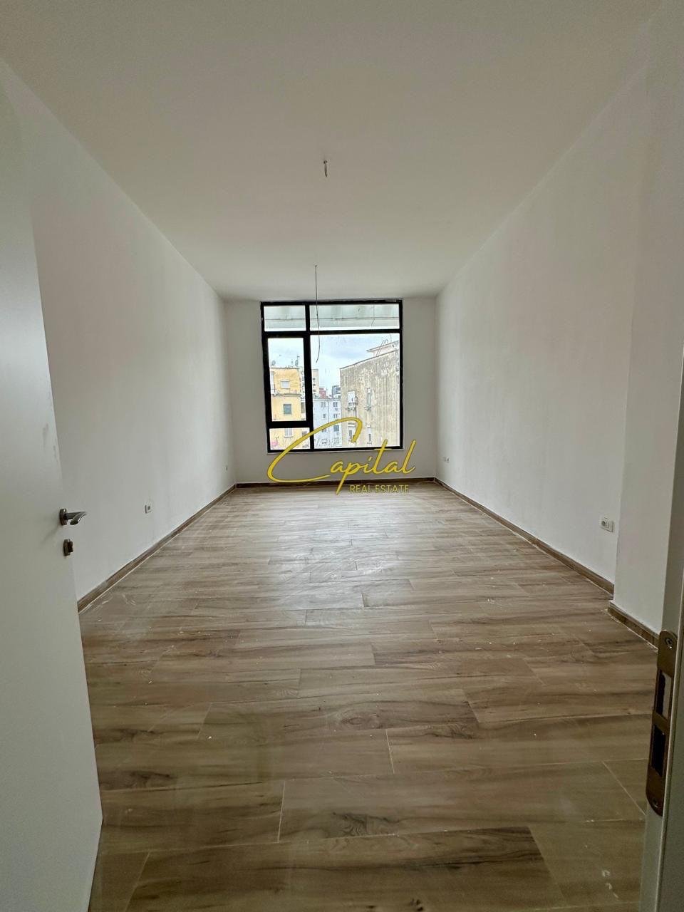 ZYRE ME QIRA 37 M2 QENDER 650 EURO
