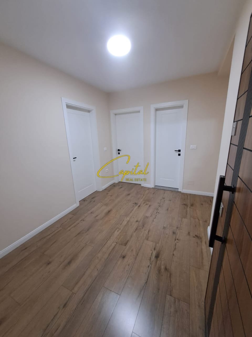 ZYRE ME QIRA 80 M2 QENDER 900 EURO